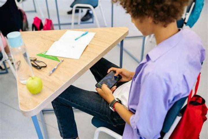 Do students get distracted by phones in class?