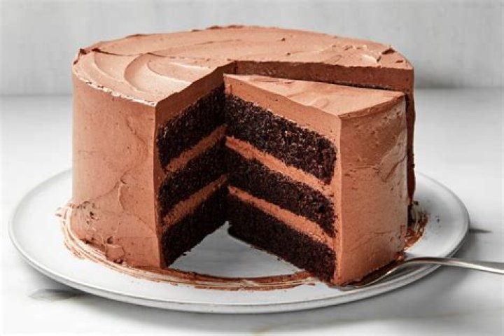 How do you use chocolate to garnish a cake?