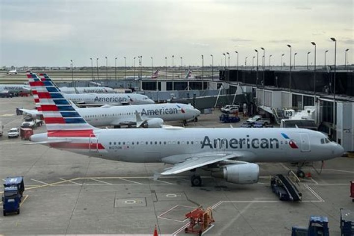 How many does American Airlines employ?