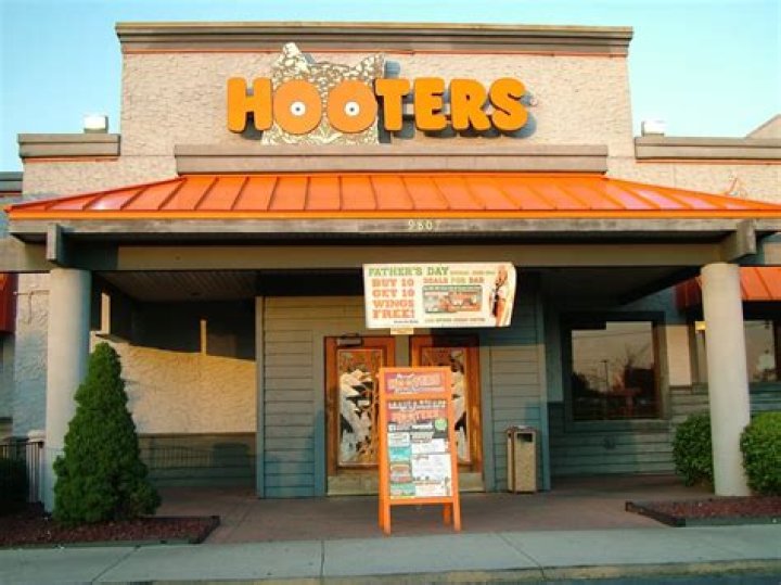 How many Hooters are there worldwide?