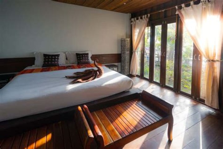 How many rooms can a housekeeper clean per day?
