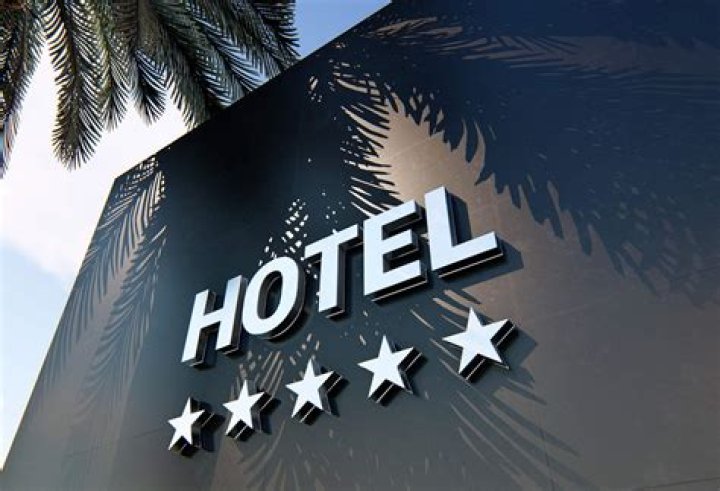 How much does the owner of a 5 star hotel make?