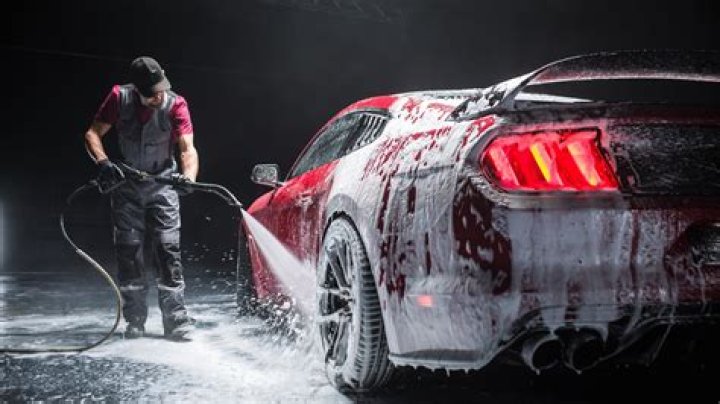 How much water does a professional car wash use?