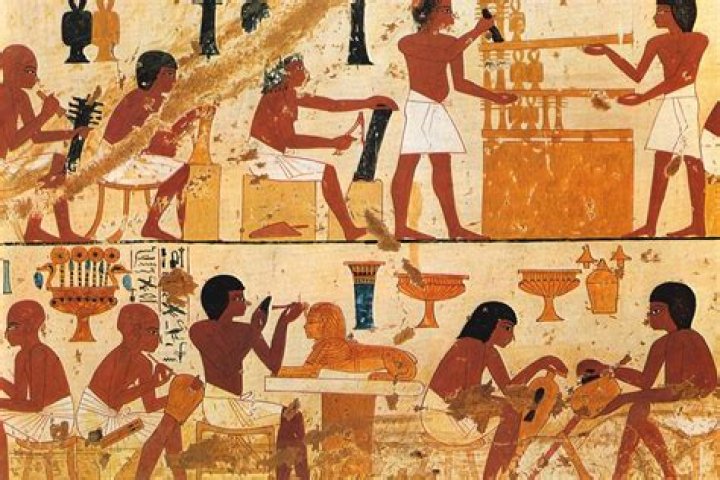 What did ancient Egyptian artisans wear?