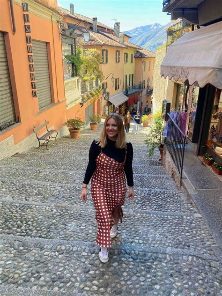 What do tourist guides wear?