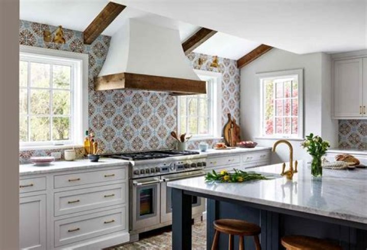 What is a kitchen porter salary?