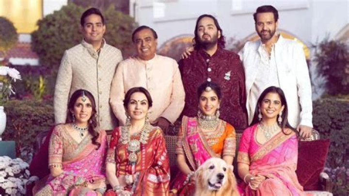 Who is rich Anil or Mukesh?